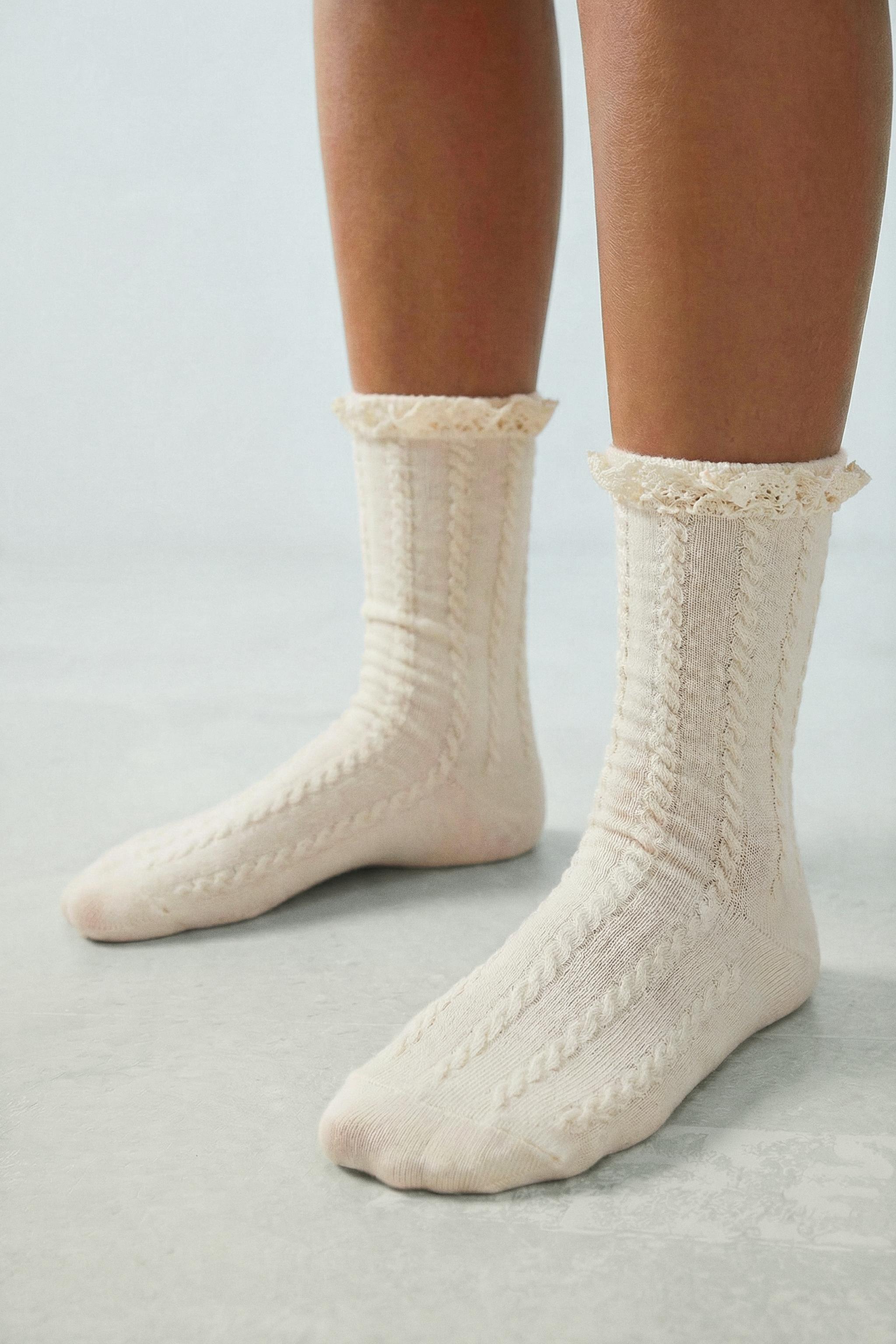 CHAUSSETTES ROMANTIQUES À FLEURS BRODÉES ET DENTELLE
